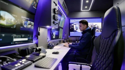 Un trabajador en la furgoneta desde la que opera del centro de experimentación avanzada en Inteligencia Artificial