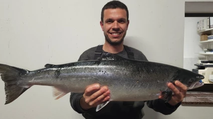 Javier Bueno, el pescador del 'campanu' de Asturias en 2025, con el salmón capturado