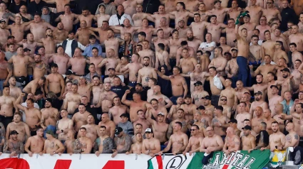 Aficionados del Legia Varsovia en la grada de Old Trafford
