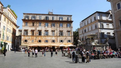 Pasea por una calle del Trastevere en Roma y al ver cámaras de televisión, se queda atónita: "10 minutos antes..."