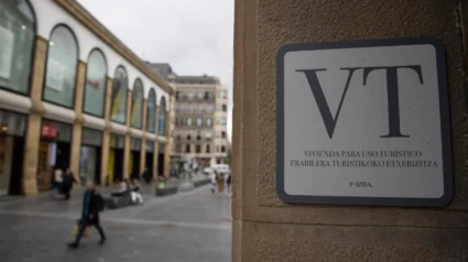 Cartel que indica que hay al menos un piso turístico