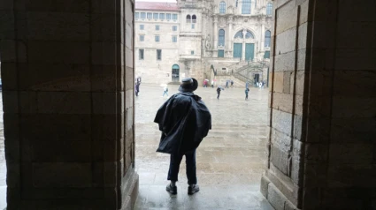 El tiempo desapacible no ha desanimado a miles de personas a ponerse en camino esta Semana Santa