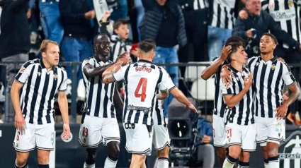 Los jugadores del Castellón felicitan a Suero por su doblete contra el Almería