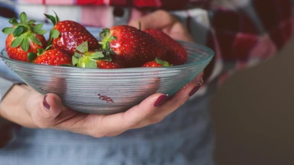 Mujer con fresas