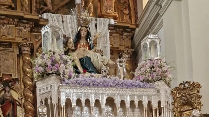 Santa María de la Alhambra ya está sobre su paso, con un original adorno floral