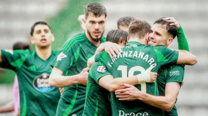 Los jugadores del Racing de Ferrol celebran el gol de la victoria contra el Eldense