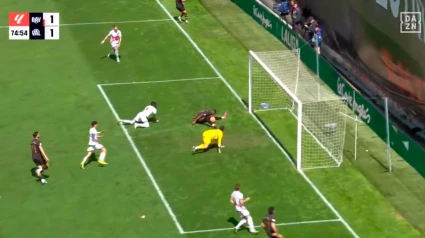 El delantero nigeriano marcó en Vallecas sentando en el suelo.