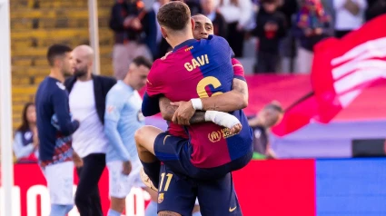 Gavi y Raphinha se abrazan tras la sufrida remontada azulgrana ante el Celta.