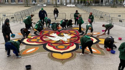 Los vecinos de Ponteareas trabajan en la plaza de Armas de Ferrol