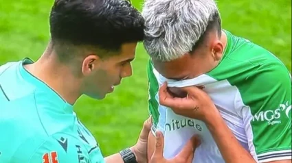 Arana llora mientras el árbitro intenta calmar al delantero del Racing de Santander.