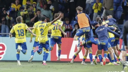 Los jugadores amarillos celebran el gol de la victoria ante el Atlético de Madrid