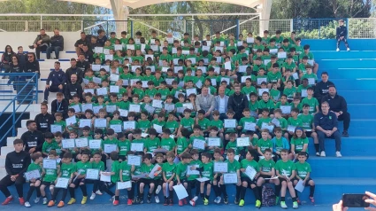 Imagen de la foto de familia de todos los chicos y chicas que han participado en el Campus del Lorca CF Base