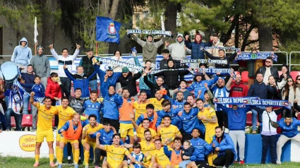 La plantilla del CF Lorca Deportiva celebró la victoria ante el Caravaca con su afición