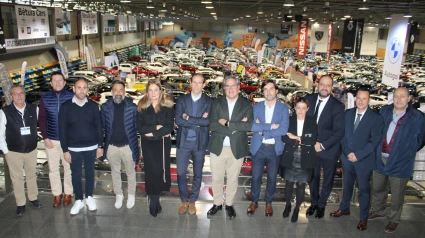 Ramón Seijas en el centro presidiendo la inauguración del Salón del Automóvil de Expourense arropado por los representantes de ACAUTO