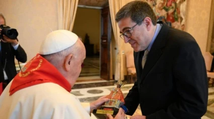 El Papa Francisco recibiendo el pañuelico de San Fermín en 2024
