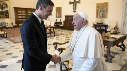Archivo - El presidente del Gobierno, Pedro Sánchez (i), es recibido en audiencia por el Papa Francisco (d), en la Biblioteca Apostólica del Vaticano, a 11 de octubre de 2024, en Ciudad del Vaticano (Ciudad del Vaticano).