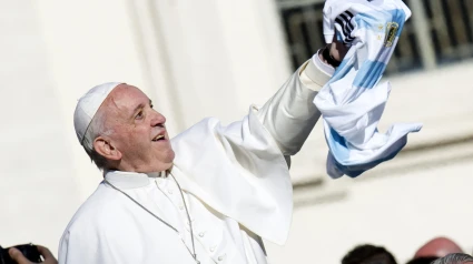 El Papa Francisco con la camiseta de la selección argentina