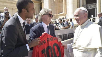 Maheta Molango junto a Monti Galmés con el Papa Francisco