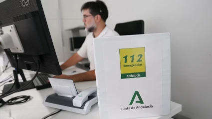 Operador en la sala regional de 112 Andalucía