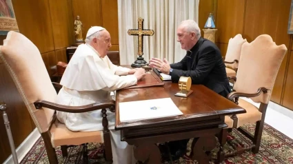 El obispo de Barbastro-Monzón, Ángel Pérez Pueyo, con el Papa Francisco.