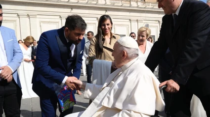 El Papa Francisco bendiciendo a Alba y a José Luis en el Vaticano