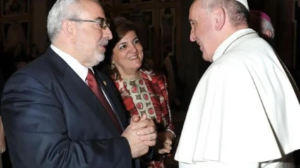 La presidenta junto a José Luis Mendoza en la visita al Papa Francisco