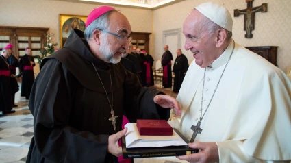 El Arzobispo de Oviedo, Monseñor Jesús Sanz Montes, con el Papa Francisco, en Roma