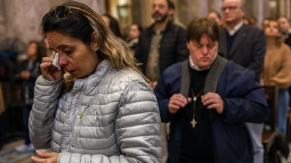 Argentinos lloran la muerte del Papa Francisco durante un servicio religioso en la catedral de Buenos Aires
