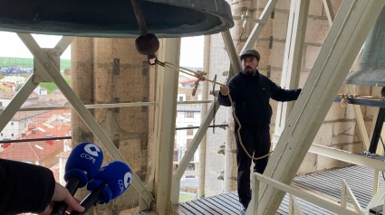 El histórico momento en el que las campanas de la Catedral de Burgos repican a mano en homenaje al Papa Francisco