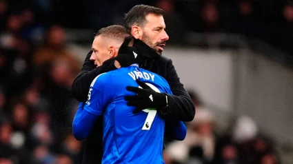 James Vardy se abraza a Ruud Van Nistelrooy