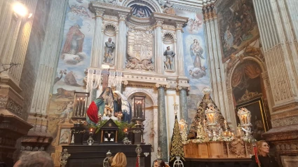 Los titulares de la Cofradía de la Chías en el interior del Monasterio de San Jerónimo