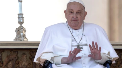 El Papa Francisco llega y saluda a los fieles al final de la misa con motivo del Jubileo de los Enfermos en la Plaza de San Pedro del Vaticano.