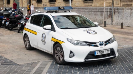 Coche de la Policía Local en la calle. San Sebastián.