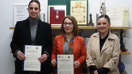 La alcaldesa de Palos de la Frontera, Milagros Romero, junto a responsables de FEAFES Huelva