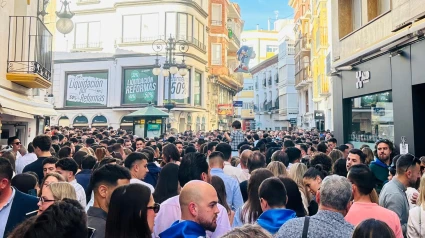 Gentío en una calle peatonal de Lorca durante esta Semana Santa