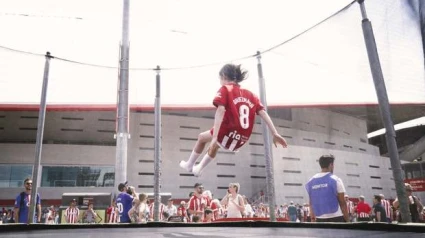 Imagen de un niño del Atlético jugando en los alrededores del Metropolitano