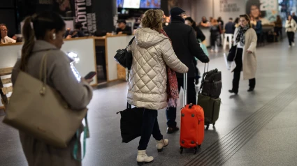 Varias personas con maletas en la estación de Atocha
