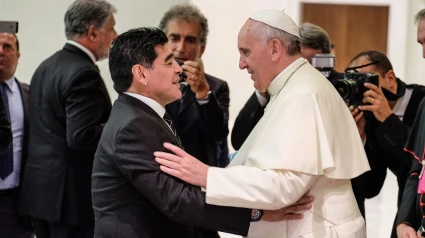El Papa Francisco recibiendo a Maradona en el Vaticano