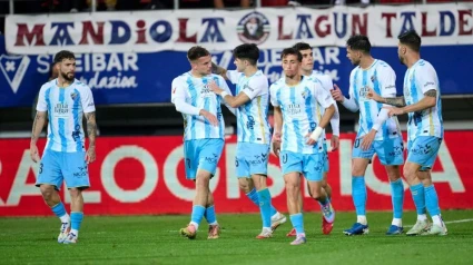 La plantilla malaguista celebra con rafa Rodríguez su golazo de anoche.