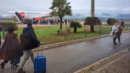 Embarque de pasajeros a un avión en el Aeropuerto de Córdoba, en una imagen de archivo.