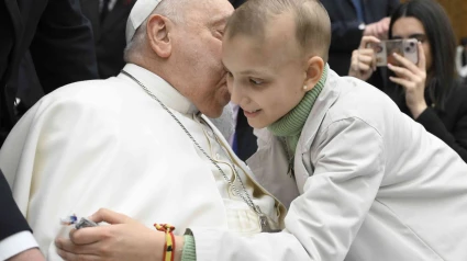 María Caamaño abraza al Papa Francisco en su visita del pasado 12 de febrero de 2025