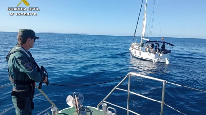 El velero interceptado por la Guardia Civil.