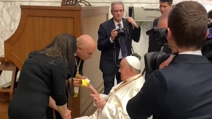 El Papa Francisco recibiendo la medalla de la Hermandad de Emigrantes del Rocío de Huelva