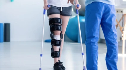 Persona ortopédica en el médico