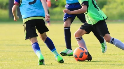 Partido de futbol de niños