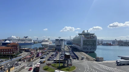 Vista de los cinco cruceros desde la ventana de COPE Coruña