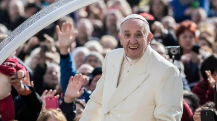 El papa Francisco durante una misa de audiencia pública en la Plaza de San Pedro, en el Vaticano