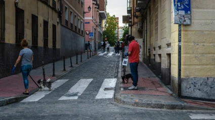 Vista de un andador en una calle del barrio de Chamberí, Madrid.