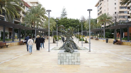 Esculturas de Dalí bordeando la calle de Marbella en la Avenida del Mar, Costa del Sol