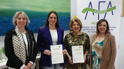 Momento de la firma del acuerdo entre el Ayuntamiento de Palos de la Frontera y AFA Huelva